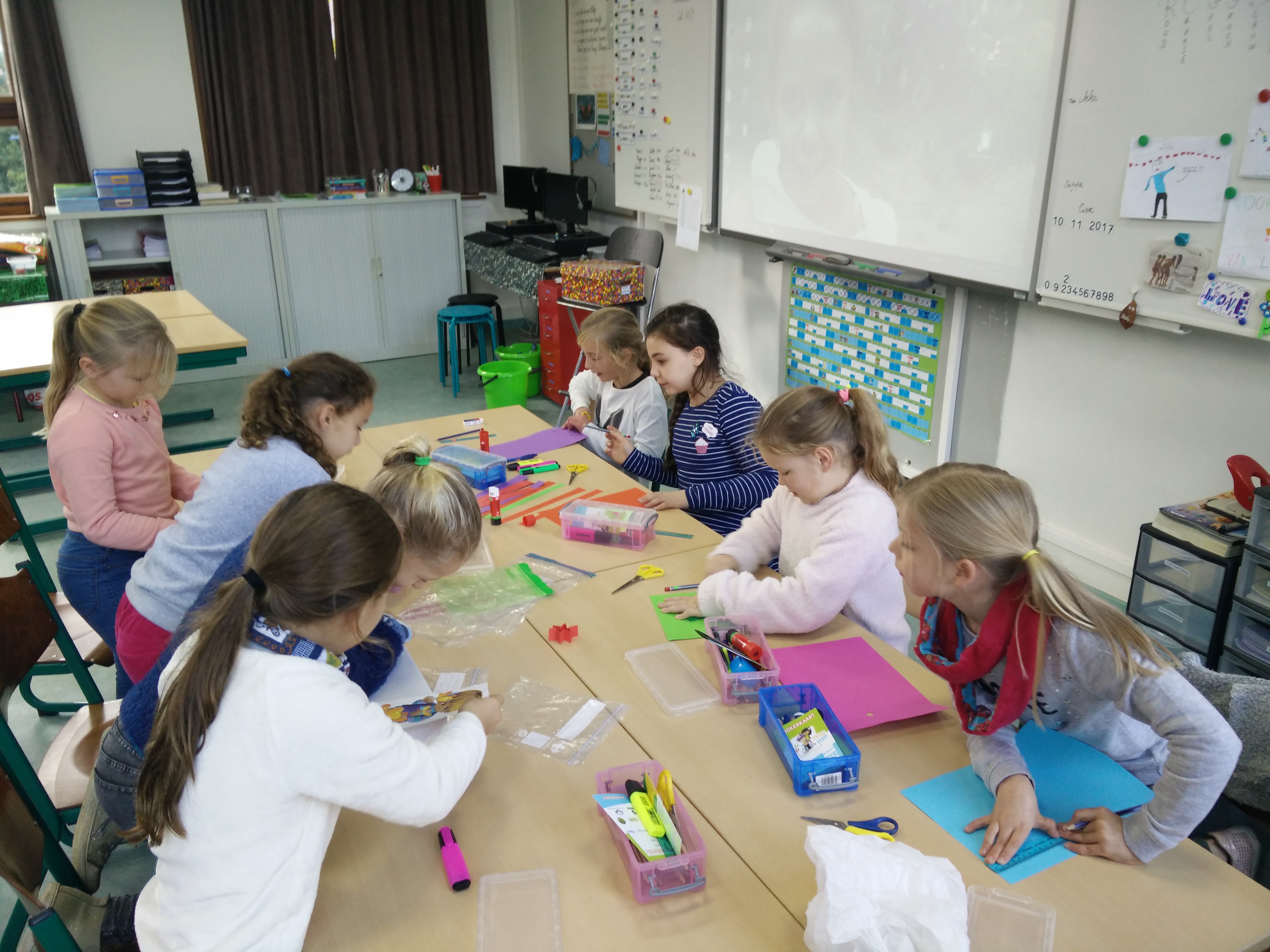 Doosjes vullen en versieren (schoenmaatjes) voor kinderen in verre landen. (3A)